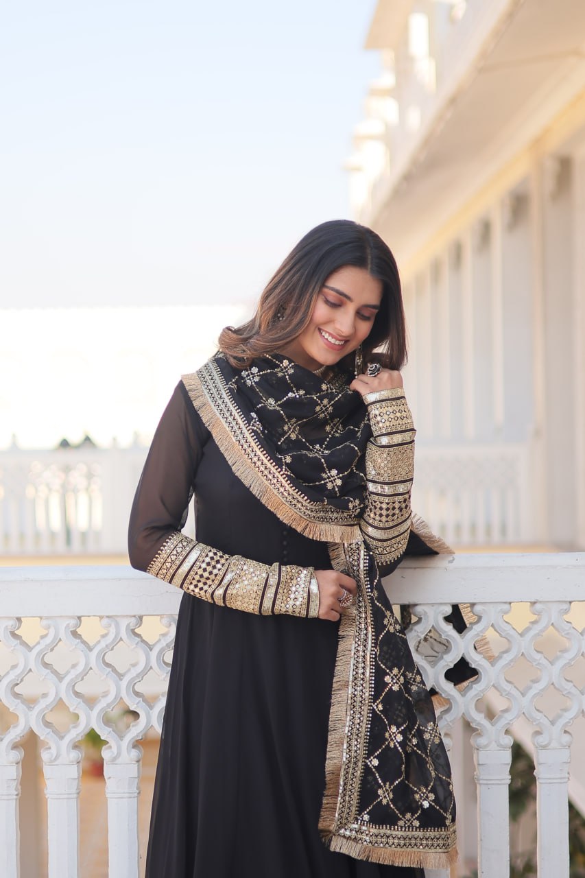 Keshavi'S Black Coloured Gown